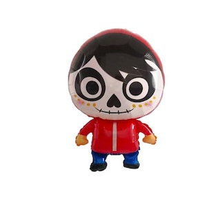 Pu&ograve; includere: Palloncino in lamina a forma di personaggio dei cartoni animati del film Coco. Il palloncino ha una giacca rossa, pantaloni blu e un volto a forma di teschio con capelli neri. Ideale per una festa o una celebrazione.