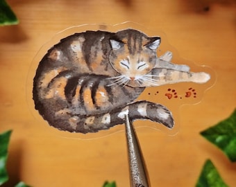 Sleepy Cyperse kat 6,5 cm doorzichtige vinylsticker - aquarel knusse schattige bruine gestreepte kat met pootafdrukken