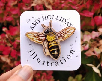Honey Bee 4cm Wooden Pin Badge (Responsibly sourced wood & eco-friendly)