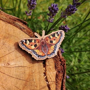 Distintivo de madeira com borboleta de tartaruga de 4 cm (madeira de origem responsável e ecologicamente correta)