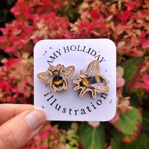 Maleńkie, puszyste trzmielki, drewniane przypinki do klapy, 2,5 cm (drewno pozyskiwane w sposób odpowiedzialny, przyjazne dla środowiska)