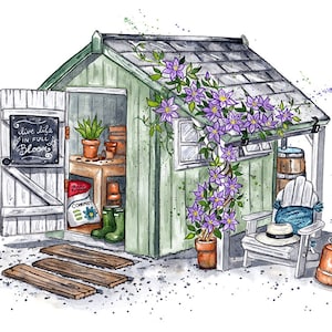 Puede incluir: Un cobertizo verde con una puerta blanca y un letrero que dice "Live life in full bloom". Hay flores creciendo en el techo y una silla con un sombrero.