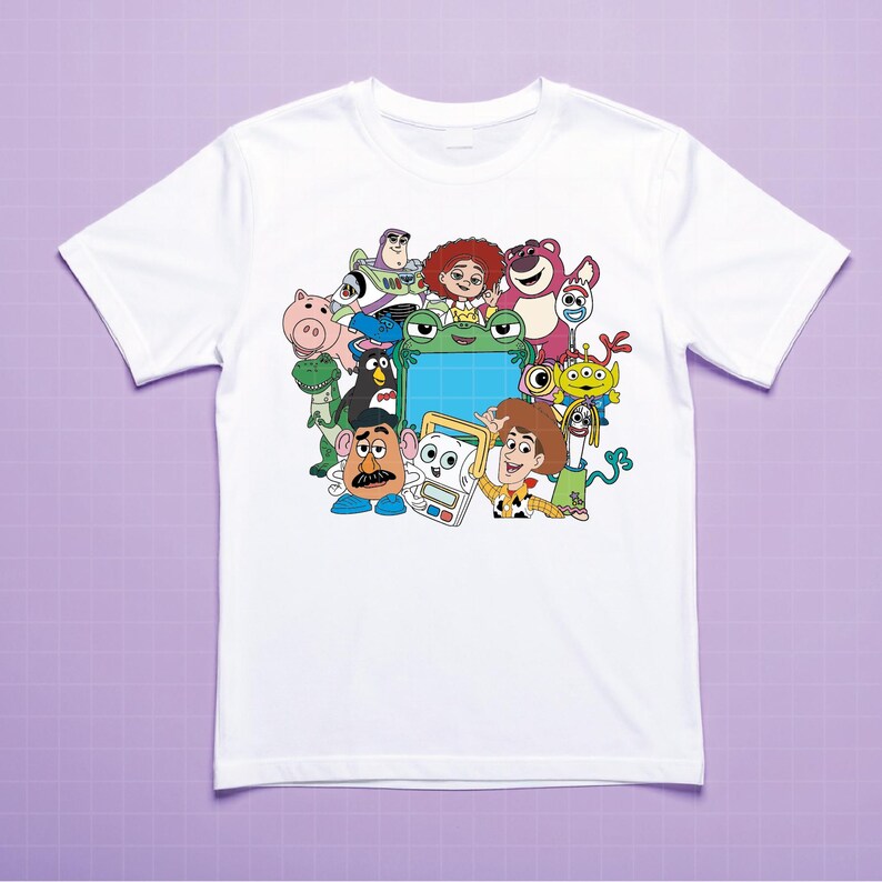 Puede incluir: Camiseta blanca con un gr&aacute;fico colorido de varios personajes de la pel&iacute;cula animada Toy Story. El dise&ntilde;o incluye a Woody, Buzz Lightyear y otros personajes reconocibles. La camiseta tiene mangas cortas y cuello redondo.