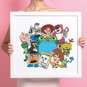 Puede incluir: Una impresi&oacute;n enmarcada con una colorida ilustraci&oacute;n de personajes de la pel&iacute;cula animada Toy Story. Los personajes incluyen a Woody, Buzz Lightyear, Jessie y otros, sobre un fondo blanco.