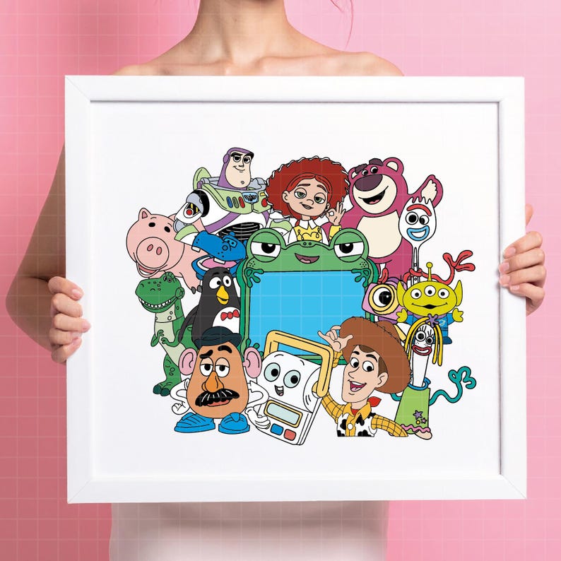 Puede incluir: Una impresi&oacute;n enmarcada con una colorida ilustraci&oacute;n de personajes de la pel&iacute;cula animada Toy Story. Los personajes incluyen a Woody, Buzz Lightyear, Jessie y otros, sobre un fondo blanco.