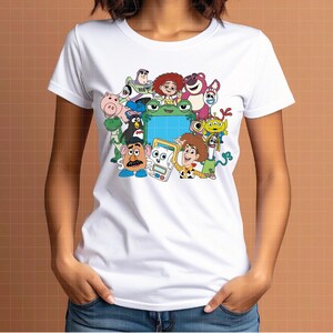 Puede incluir: Camiseta blanca con un gr&aacute;fico colorido de personajes de la pel&iacute;cula animada Toy Story. El dise&ntilde;o incluye a Woody, Buzz Lightyear y otros personajes reconocibles. La camiseta est&aacute; hecha de un material suave.
