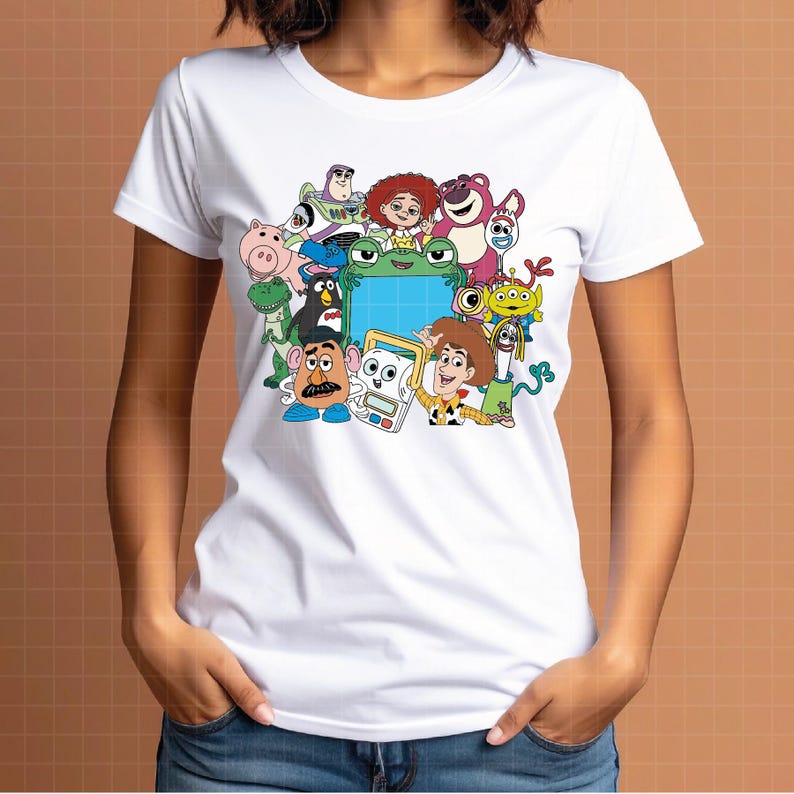 Puede incluir: Camiseta blanca con un gr&aacute;fico colorido de personajes de la pel&iacute;cula animada Toy Story. El dise&ntilde;o incluye a Woody, Buzz Lightyear y otros personajes reconocibles. La camiseta est&aacute; hecha de un material suave.