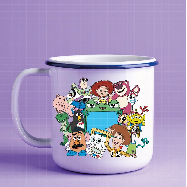 Puede incluir: Taza de esmalte blanco con borde y asa azules, decorada con un gr&aacute;fico colorido de personajes de Toy Story. Ideal para bebidas calientes, esta taza es una adici&oacute;n divertida a cualquier cocina, aproximadamente 350 ml.