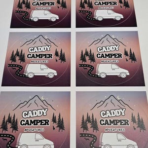 Könnte beinhalten: Runde Aufkleber mit einem weißen Wohnmobil auf einer kurvenreichen Straße, vor einer Bergkette und Kiefern. Der Text "CADDY CAMPER ADVENTURES" ist über dem Van zu sehen. Die Aufkleber haben einen violett-orangenen Farbverlauf.