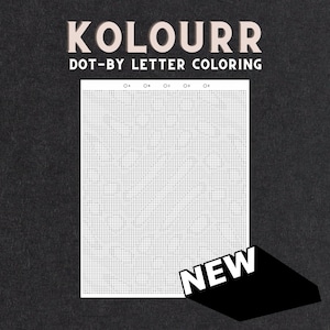 Op de afbeelding: Een wit rechthoekig kleurvel met letters en de tekst KOLOURR DOT-BY-LETTER COLORING bovenaan. Het vel is gevuld met een raster van de letters A tot en met E, met een klein NEW-label in de rechterbenedenhoek op een zwarte achtergrond.