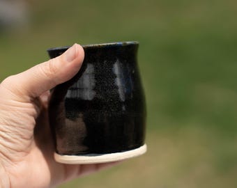 Juego de tazas de té de cerámica hechas a mano con 4 tazas en total.