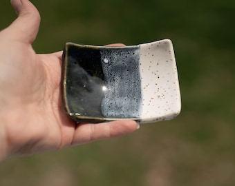 Soporte para bolsitas de té/reposacucharas, plato de cerámica artesanal para objetos pequeños.