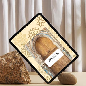 Puede incluir: Una tableta digital que muestra un diseño de portada de cuaderno. La portada presenta una imagen detallada de una puerta de madera con detalles arquitectónicos ornamentados, sobre un fondo beige con patrones geométricos. La palabra "NOTEBOOK" está impresa en una etiqueta blanca.