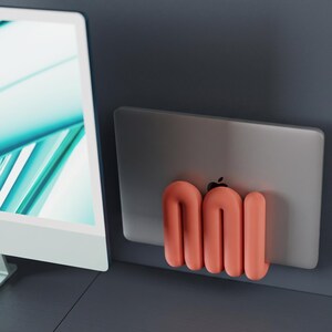 Verticale laptophouder | Bureauhouder voor wandmontage | Ruimtebesparend technisch cadeau voor kantoor