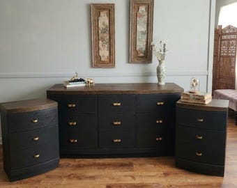Juego de dormitorio moderno de mediados de siglo restaurado en roble: cómoda baja de 9 cajones y dos mesitas de noche. Muebles modernos vintage de dos tonos.