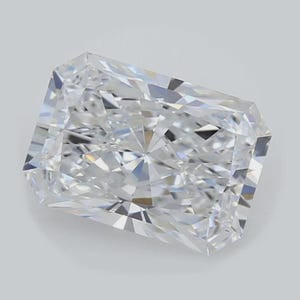 Może przedstawiać: Diament o szlifie radiant, o kształcie prostokątnym. Bezbarwny kamień szlachetny ma wiele faset, które odbijają światło, tworząc olśniewający blask. Diament umieszczony jest na jasnoszarym tle.