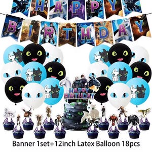 Peut inclure: Un ensemble de décorations de fête d'anniversaire avec une bannière "HAPPY BIRTHDAY". L'ensemble comprend des ballons noirs et blancs, des ballons bleus avec des motifs de dragons, des décorations de gâteaux et de cupcakes.