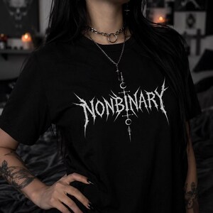 Nonbinary Pride Goth Shirt, Gothic Nonbinary Pride T-Shirt, Alternative LGBTQ Pride Kleidung, dunkle ästhetische Goth Kleidung, Queer Pride Geschenk