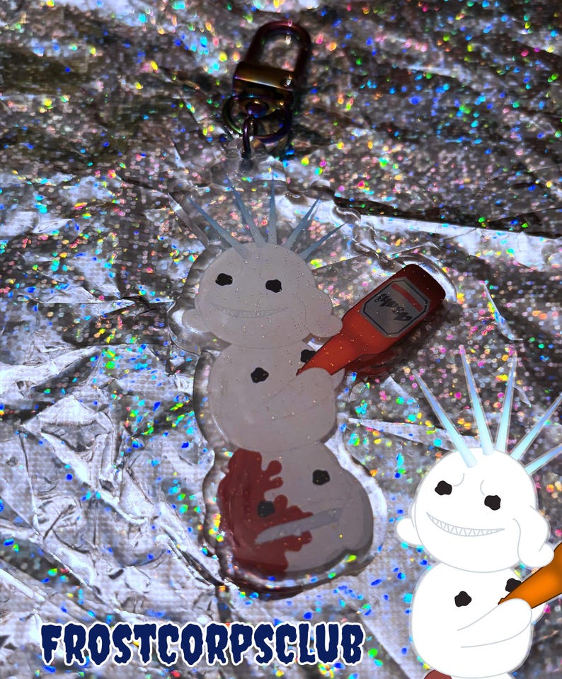 Puede incluir: Un llavero acr&iacute;lico transparente con un dise&ntilde;o de mu&ntilde;eco de nieve con una botella de cerveza. El mu&ntilde;eco de nieve tiene un cuerpo blanco, puntos negros y una cara sonriente. El llavero incluye un mosquet&oacute;n y el texto "FROSTCORPSCLUB" en azul.