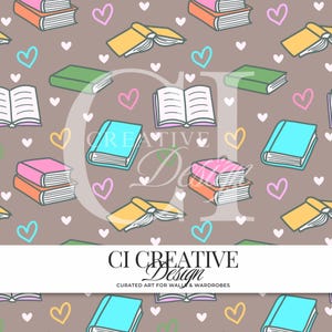 Könnte beinhalten: Ein nahtloses Muster auf braunem Hintergrund mit bunten illustrierten Büchern und kleinen Herzen. Die Bücher sind in verschiedenen Positionen dargestellt, darunter gestapelt, offen und geschlossen, in den Farben Pink, Orange, Gelb, Grün und Blau.