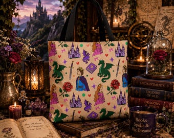 Puede incluir: Un bolso tote de color beige con un patrón repetitivo de castillos morados, dragones verdes, espadas, rosas rojas, libros y figuras con coronas. El bolso tiene dos asas de tela negra y una base rectangular plana con estampado de fantasía.