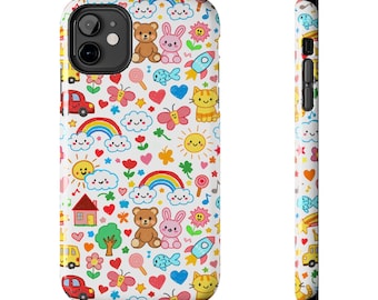 Puede incluir: Una funda de smartphone blanca con un patrón repetitivo y colorido de ositos de peluche, conejos rosas, gatos amarillos, coches rojos, arcoíris, nubes, soles, mariposas, cohetes, casas, árboles, corazones, flores y piruletas en la parte trasera y lateral.