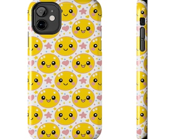 Puede incluir: Una funda para teléfono con un patrón repetitivo de caras sonrientes amarillas sobre un fondo blanco. El diseño incluye pequeños corazones rosas, estrellas amarillas y diminutos puntos azules entre las caras. La funda tiene un recorte negro para la cámara.