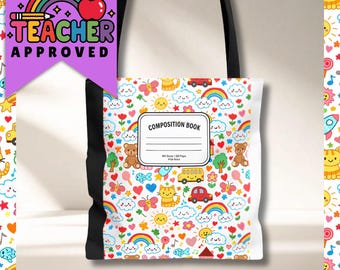 Puede incluir: Un bolso tote blanco con un colorido estampado de arcoíris, ositos de peluche y otras ilustraciones lúdicas. El bolso tiene asas negras y un gráfico de "Teacher Approved". El diseño principal incluye una etiqueta de "Composition Book".