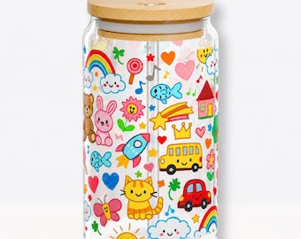 Puede incluir: Un tarro de vidrio transparente para beber con tapa y pajita de bambú, decorado con ilustraciones de dibujos animados coloridos. El diseño incluye arcoíris, corazones, un autobús escolar, un gato y otros elementos lúdicos.