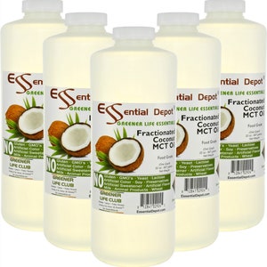 Op de afbeelding: Vier doorzichtige glazen flessen met gefractioneerde kokosolie MCT, elk met een wit etiket waarop staat "Essential Depot Greener Life Essentials Gefractioneerde Kokosnootolie MCT Voedingskwaliteit Een kwart 32 oz - 907 gram Nettogewicht Gluten - GGO's - Gist - Lactose - Soja - Conserveermiddelen - Kunstmatige zoetstof - Kunstmatige aroma's - Melk - Dierlijke producten - Tarwe EssentialDepot.com". Elke fles heeft een halve kokosnoot op het etiket.