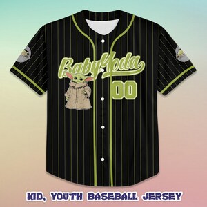 Puede incluir: Camiseta de b&eacute;isbol negra con rayas verdes, con el texto "Baby Yoda 00" y una imagen de Baby Yoda. La camiseta tiene una parte delantera abotonada y detalles en verde. El texto "Kid, Youth Baseball Jersey" est&aacute; en la parte inferior.
