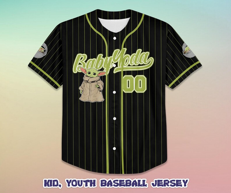 Puede incluir: Camiseta de b&eacute;isbol negra con rayas verdes, con el texto "Baby Yoda 00" y una imagen de Baby Yoda. La camiseta tiene una parte delantera abotonada y detalles en verde. El texto "Kid, Youth Baseball Jersey" est&aacute; en la parte inferior.