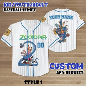 Puede incluir: Camiseta de b&eacute;isbol blanca con rayas azules y detalles. La parte delantera presenta la palabra "ZOOTOPIA" en verde, el n&uacute;mero "00" y un gr&aacute;fico de dibujos animados. La parte trasera tiene el texto "YOUR NAME" y un gr&aacute;fico de personajes. El texto en la imagen dice "KID/YOUTH/ADULT BASEBALL JERSEY" y "CUSTOM ANY REQUEST".