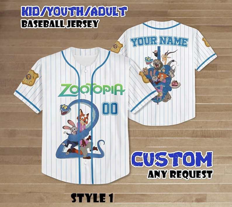 Puede incluir: Camiseta de b&eacute;isbol blanca con rayas azules y detalles. La parte delantera presenta la palabra "ZOOTOPIA" en verde, el n&uacute;mero "00" y un gr&aacute;fico de dibujos animados. La parte trasera tiene el texto "YOUR NAME" y un gr&aacute;fico de personajes. El texto en la imagen dice "KID/YOUTH/ADULT BASEBALL JERSEY" y "CUSTOM ANY REQUEST".