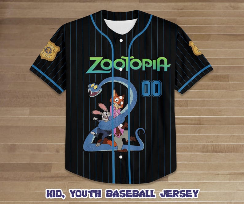Puede incluir: Camiseta de b&eacute;isbol negra con finas rayas azules, con la palabra "Zootopia" en verde azulado y un gr&aacute;fico de dibujos animados de personajes. La camiseta tiene una parte delantera abotonada, detalles azules y el n&uacute;mero "00". El texto "Kid, Youth Baseball Jersey" est&aacute; en la parte inferior.