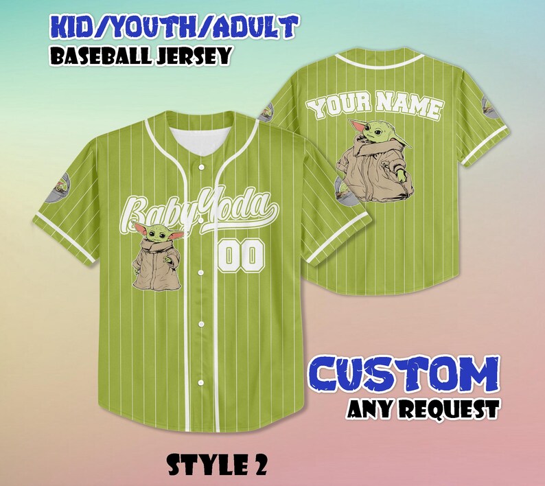 Puede incluir: Camiseta de b&eacute;isbol verde con rayas blancas, con "Baby Yoda" y el n&uacute;mero "00" en la parte delantera. La parte trasera de la camiseta tiene "YOUR NAME" impreso sobre un gr&aacute;fico de Baby Yoda. La camiseta est&aacute; etiquetada como "STYLE 2" y "CUSTOM ANY REQUEST".