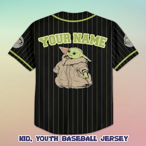 Puede incluir: Camiseta de b&eacute;isbol negra con rayas verticales verde lima. La camiseta presenta el texto "YOUR NAME" en verde lima y un gr&aacute;fico de un personaje alien&iacute;gena verde. El texto "KID, YOUTH BASEBALL JERSEY" est&aacute; en la parte inferior.