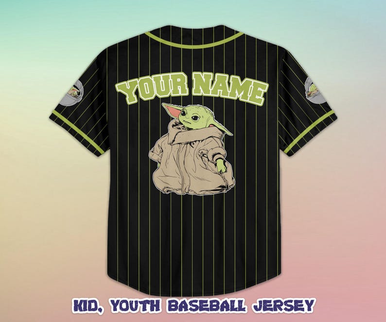 Puede incluir: Camiseta de b&eacute;isbol negra con rayas verticales verde lima. La camiseta presenta el texto "YOUR NAME" en verde lima y un gr&aacute;fico de un personaje alien&iacute;gena verde. El texto "KID, YOUTH BASEBALL JERSEY" est&aacute; en la parte inferior.