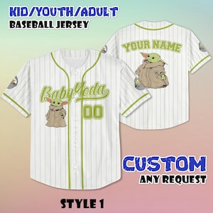 Puede incluir: Camiseta de b&eacute;isbol blanca con rayas verdes, con un gr&aacute;fico de Baby Yoda y el texto "Baby Yoda" y "00". La parte posterior de la camiseta tiene el texto "YOUR NAME". La camiseta est&aacute; etiquetada como "STYLE 1" y dice "CUSTOM ANY REQUEST".