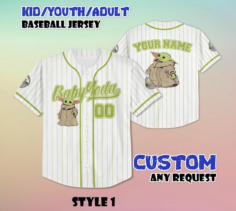 Puede incluir: Camiseta de b&eacute;isbol blanca con rayas verdes, con un gr&aacute;fico de Baby Yoda y el texto "Baby Yoda" y "00". La parte posterior de la camiseta tiene el texto "YOUR NAME". La camiseta est&aacute; etiquetada como "STYLE 1" y dice "CUSTOM ANY REQUEST".