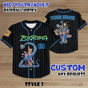Puede incluir: Camiseta de b&eacute;isbol negra con finas rayas azules, con la palabra "ZOOTOPIA" en verde y azul, y el n&uacute;mero "00". La parte delantera muestra personajes de dibujos animados. La parte trasera tiene "YOUR NAME" y m&aacute;s personajes. La camiseta est&aacute; etiquetada como "KID/YOUTH/ADULT BASEBALL JERSEY".