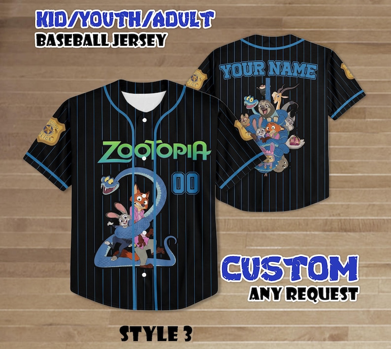 Puede incluir: Camiseta de b&eacute;isbol negra con finas rayas azules, con la palabra "ZOOTOPIA" en verde y azul, y el n&uacute;mero "00". La parte delantera muestra personajes de dibujos animados. La parte trasera tiene "YOUR NAME" y m&aacute;s personajes. La camiseta est&aacute; etiquetada como "KID/YOUTH/ADULT BASEBALL JERSEY".