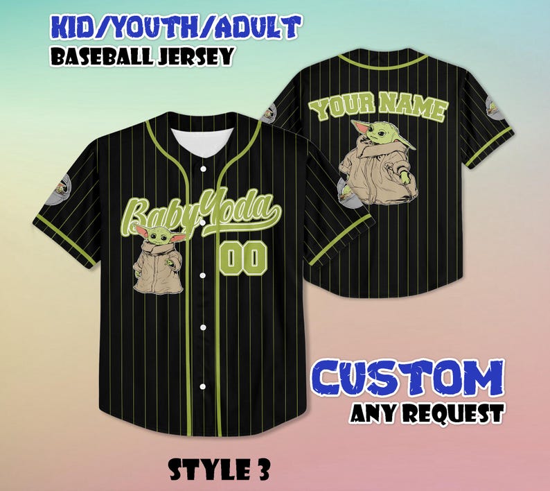 Puede incluir: Camiseta de b&eacute;isbol negra con rayas verticales y un gr&aacute;fico de Baby Yoda. La parte delantera presenta "Baby Yoda" y el n&uacute;mero "00" en verde. La parte trasera tiene "YOUR NAME" en verde. La camiseta est&aacute; etiquetada como "KID/YOUTH/ADULT BASEBALL JERSEY" y "STYLE 3".