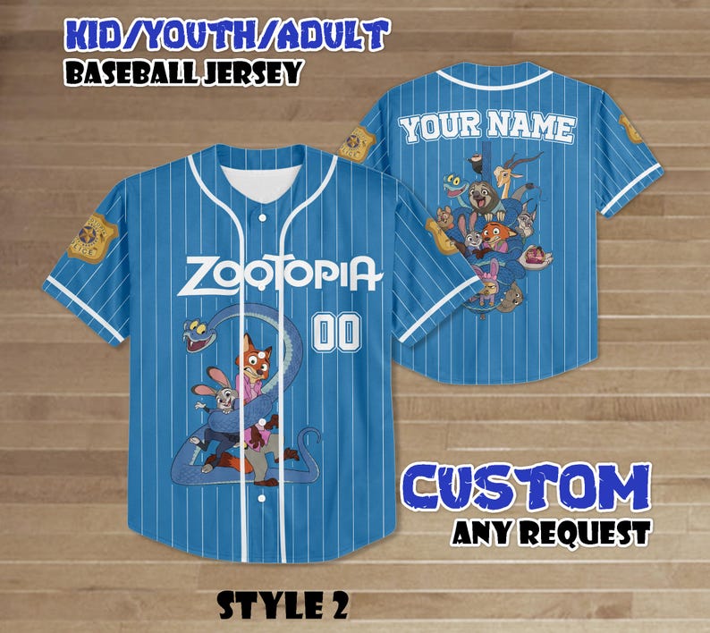 Puede incluir: Una camiseta de b&eacute;isbol azul claro con rayas blancas, con la palabra "ZOOTOPIA" y el n&uacute;mero "00" en la parte delantera. La parte trasera tiene "YOUR NAME" y gr&aacute;ficos de personajes. La camiseta est&aacute; etiquetada como "STYLE 2".