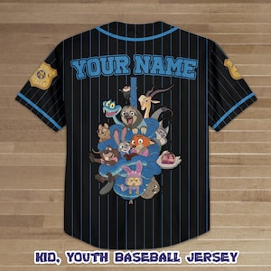 Puede incluir: Camiseta de b&eacute;isbol negra con finas rayas azules, con un dise&ntilde;o de personajes de dibujos animados y el texto "YOUR NAME" en azul. La camiseta tiene ribetes azules y parches en las mangas. El texto "KID, YOUTH BASEBALL JERSEY" est&aacute; en la parte inferior.
