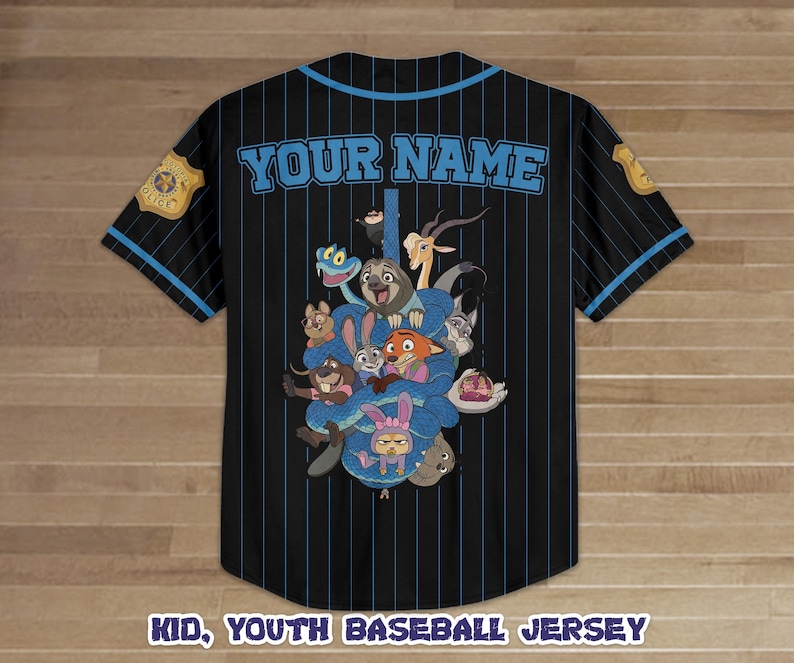 Puede incluir: Camiseta de b&eacute;isbol negra con finas rayas azules, con un dise&ntilde;o de personajes de dibujos animados y el texto "YOUR NAME" en azul. La camiseta tiene ribetes azules y parches en las mangas. El texto "KID, YOUTH BASEBALL JERSEY" est&aacute; en la parte inferior.