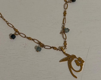 Collar de ruiseñor puertorriqueño y flor de maga con piedras preciosas en acero inoxidable de alta calidad.