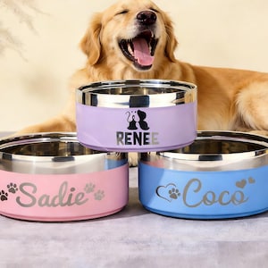 以下が含まれることがあります： パステルカラーのステンレス製犬用ボウル3個セット。ピンク、紫、青があります。各ボウルにはシルバーの縁があり、側面に名前が印刷されています。「Sadie」、「Renee」、「Coco」です。足跡とハートも含まれています。