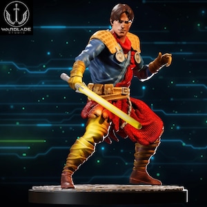Puede incluir: Figura detallada de un personaje en pose dinámica, sosteniendo un sable de luz amarillo. La figura viste un atuendo azul y rojo con detalles dorados, botas marrones y un cinturón. El logotipo de Wardlade Studio es visible.