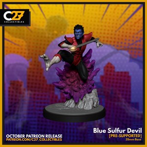 Peut inclure: Figurine du Blue Sulfur Devil, personnage à la peau bleue, au costume rouge et noir, et une épée. La figurine est en pleine action, sur une base violette en forme de nuage. La base mesure 3,5 cm. C'est un objet de collection.